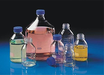 What are the main classifications of reagent bottles